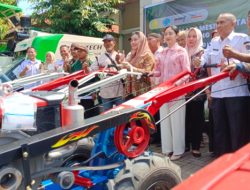 Bupati Paramitha Serahkan Bantuan Alsintan dan Benih, Dukung Petani Milenial Wujudkan Ketahanan Pangan