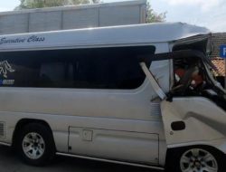 Mobil Travel Ringsek Usai Tabrak Truk di Tol Kanci-Pejagan, Belasan Penumpang Terluka