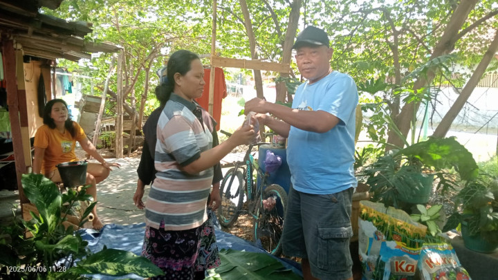 Menyemarakkan semangat berbagi di Hari Raya Iduladha 1446 H, Aliansi Wartawan Brebes Maju (AWBM) bersama Badan Amil Zakat Nasional (Baznas) Kabupaten Brebes menggelar aksi peduli dengan membagikan puluhan paket daging kurban kepada warga kurang mampu di Kelurahan Pasar Batang, khususnya di lingkungan RT. 05/01, Jumat (6/6) (Beritakota.id/Ismail)