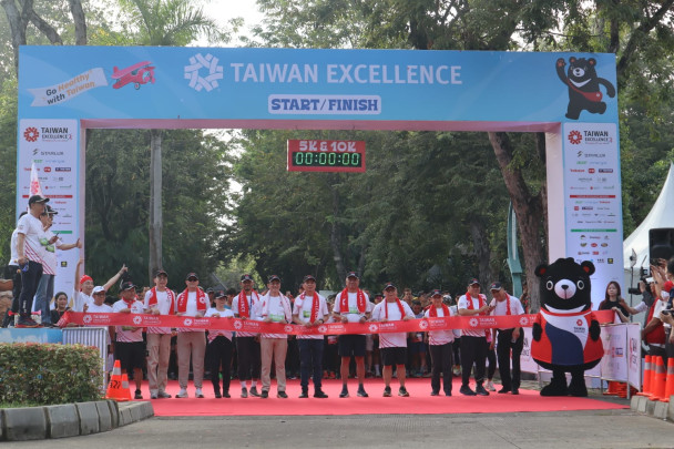 Para VIP, perwakilan brand, serta ribuan peserta tengah bersiap memulai perlombaan Taiwan Excellence Happy Run
