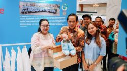 Menteri Lingkungan Hidup, Hanif Faisol Nurofiq memberikan apresiasi terhadap Sepatu Daur Ulang Plastik PET di Booth Le Minerale, didampingi oleh Tania Ariningtyas selaku Sustainability Manager Le Minerale (kiri) saat Pameran Hari Lingkungan Hidup Sedunia 2025 yang berlangsung di Assembly Hall Jakarta Convention Center (JCC) pada 22-24 Juni 2025.