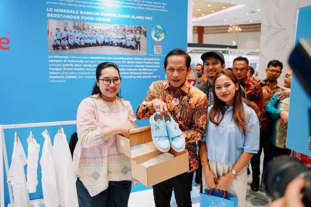 Menteri Lingkungan Hidup, Hanif Faisol Nurofiq memberikan apresiasi terhadap Sepatu Daur Ulang Plastik PET di Booth Le Minerale, didampingi oleh Tania Ariningtyas selaku Sustainability Manager Le Minerale (kiri) saat Pameran Hari Lingkungan Hidup Sedunia 2025 yang berlangsung di Assembly Hall Jakarta Convention Center (JCC) pada 22-24 Juni 2025.