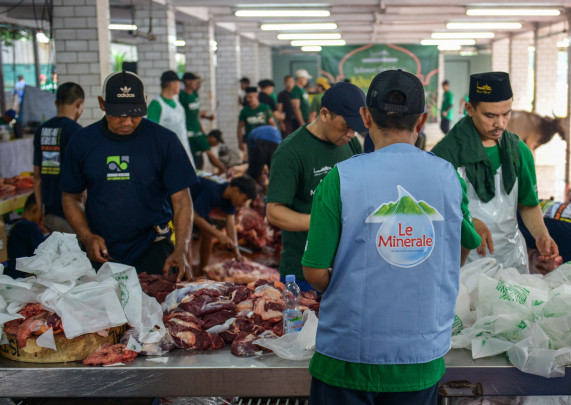 Le Minerale Berbagi Hewan Kurban
