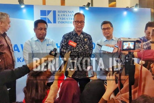 Menteri Perindustrian RI Agus Gumiwang Kartasasmita yang hadir dalam Munas menyampaikan selamat kepada Ketua Umum HKI Terpilih Periode 2025-2029 (Beritakota.id/Adang Sumarna)