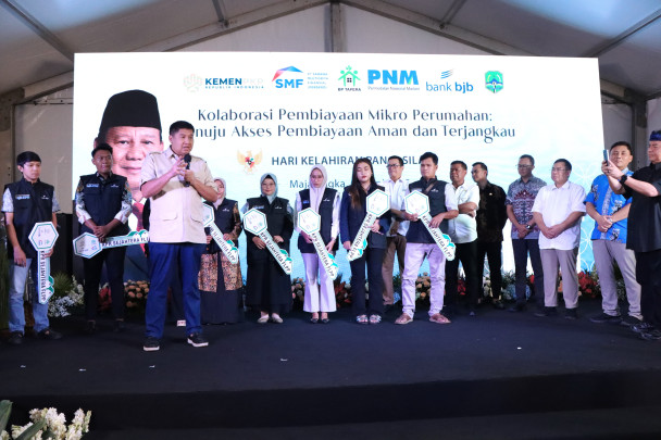 Menteri PKP Maruarar Sirait saat Peluncuran Pembiayaan Mikro Perumahan di Alun-alun Kabupaten Majalengka, Jawa Barat, Minggu (162025).