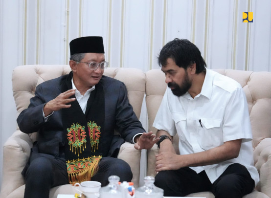 Menteri PU Dody Hanggodo bersama Gubernur Aceh Muzakir Manaf dan Walikota Banda Aceh Illiza Sa'aduddin Djamal membahas calon lokasi Sekolah Rakyat Tahap II untuk Kota Banda Aceh, di Pendopo Walikota Banda Aceh pada Rabu (24/6/2025).