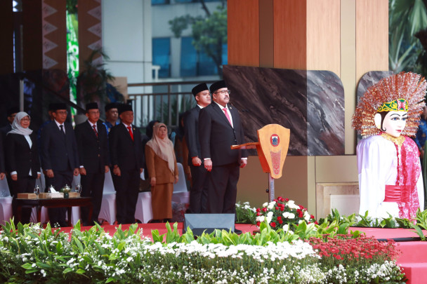Wakil Gubernur Jakarta Rano Karno memimpin upacara dalam peringatan Hari Lahir Pancasila yang berlangsung di halaman Balai Kota, Jakarta Senin 2 Juni 2025 (Foto/BeritaJakarta)