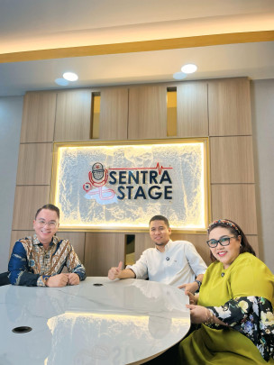 Keterangan foto (dari kiri ke kanan)  Health Promotions & Media Relations SMHG, dr.Armand Helmy, MMRS, CPRP, CEPB,CSSc (baju biru), Dr.dr.Andhika Rachman Sp.PD KHOM, (baju putih) dan Nunung Srimulat (baju hijau olive)  (foto dok Sentra Medika Hospital GROUP SWICC) 