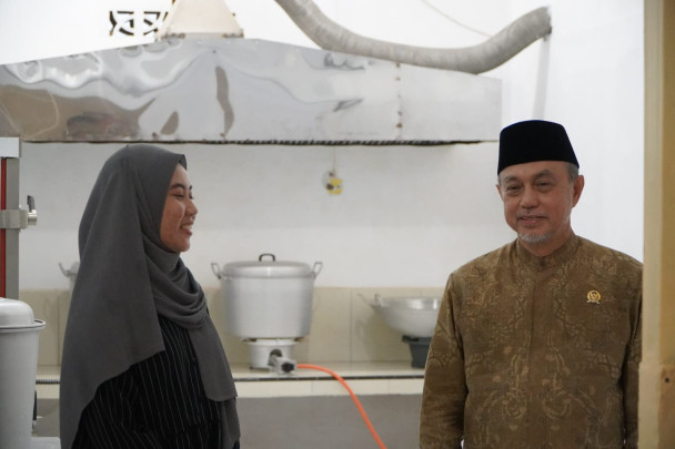 Wakil Ketua Dewan Perwakilan Daerah Republik Indonesia (DPD RI), Tamsil Linrung saat meninjau Dapur MBG di SPPG Pesantren Mandiri Makassar (Dok/Humas)