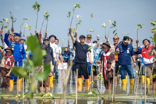 Gubernur Jawa Tengah Ahmad Luthfi menegaskan komitmennya mengatasi abrasi pesisir Jawa Tengah melalui gerakan “Mageri Segoro” dengan penanaman mangrove serentak di 17 kabupaten/kota sepanjang Pantura dan Pantai Selatan Jateng, Kamis (5/6/2025). (Beritakota.id/Ismail)