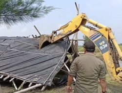 Satpol PP Brebes Bongkar 4 Gubuk Mesum di Pantai Randusanga Indah