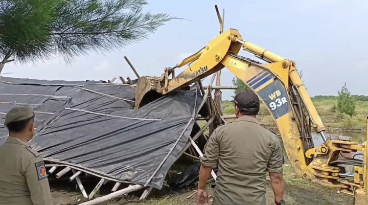 Satuan Polisi Pamong Praja (Satpol PP) Kabupaten Brebes membongkar empat gubuk mesum di kawasan wisata Pantai Randusanga Indah (Parin), Selasa (3/6/2025). (Beritakota.id/Ismail)