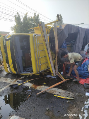Truk tangki bermuatan bahan bakar minyak (BBM) jenis solar mengalami kecelakaan di Jalur Pantura, Tanjung, Brebes, Kamis (5/6/2025) sekitar pukul 05.00 WIB. (Beritakota.id/Ismail)