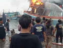 Kapal Nelayan Terbakar di Pelabuhan Tegal Diduga Akibat Korsleting saat Perbaikan Mesin