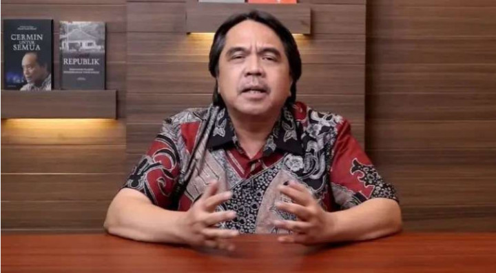 Politisi PSI Ade Armando saat memberikan opini terkait Ketua Umum PDIP Megawati Soekarnoputri di akun YouTube resminya. (Foto: YouTube Adearmandoofficial)