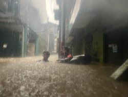 Brimob Polda Metro Jaya Evakuasi 288 Warga Terdampak Banjir di Kebon Pala