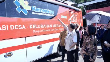 Menkop memperkenalkan sebuah armada Bus Kopdes/Kel Merah Putih sebagai langkah digitalisasi yang memiliki fungsi untuk menggelar program Podcast untuk menyebarluaskan eksistensi Kopdes/Kel Merah Putih ke seluruh Indonesia.