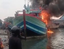 Kapal Ikan Terbakar di Pelabuhan Jongor, Tegal