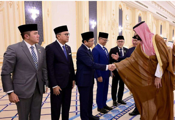Menteri Agama Nasaruddin Umar berjabat tangan dengan Putra Mahkota Kerajaan Arab Saudi, Pangeran Mohammed bin Salman (MBS) saat mendampingi kunjungan kerja internasional Presiden Prabowo Subianto (Foto: Dokumentasi/Kemenag)