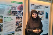 Nuray Istiqbal, seorang mualaf asal Jepang yang sebelumnya dikenal sebagai bintang film dewasa, Rae Lil Black