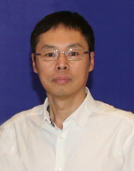 Wen Xi adalah seorang jurnalis senior. Ia pernah bekerja untuk "International Daily News" di Indonesia. Saat ini bekerja di Pusat Penelitian Pembangunan Global di Jakarta