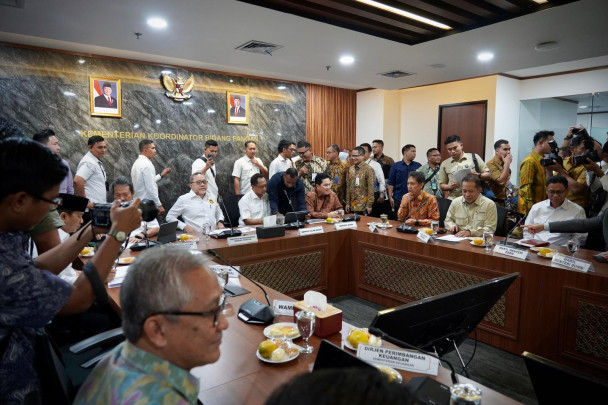 Wamenkop Ferry dalam rapat koordinasi (rakor) terakhir jelang peluncuran program Kopdes/ Kel Merah Putih di Kantor Kementerian Koordinator Bidang Pangan yang dipimpin oleh Menteri Koordinator Bidang Pangan Zulkifli Hasan Jakarta, Selasa (15/7).