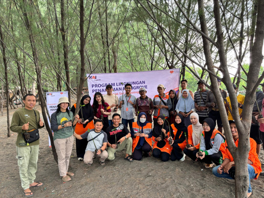 KAI Logistik Tanam 2.000 Mangrove di Pantai Tambak Sari, Probolinggo