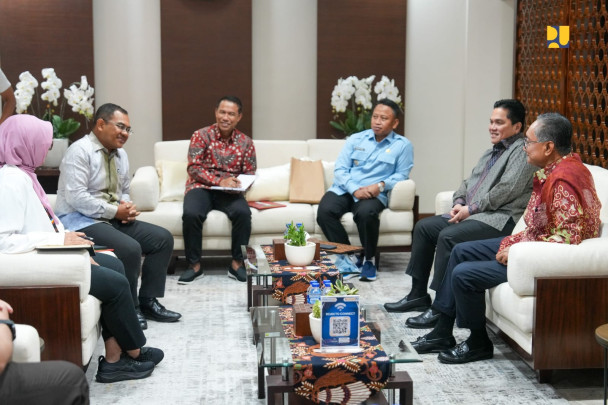 Menteri PU Dody Hanggodo bertemu dengan Ketua Umum Persatuan Sepak Bola Seluruh Indonesia (PSSI) Erick Thohir dan Wali Kota Depok Supian Suri di Kantor Kementerian PU, Jakarta, Kamis (372025