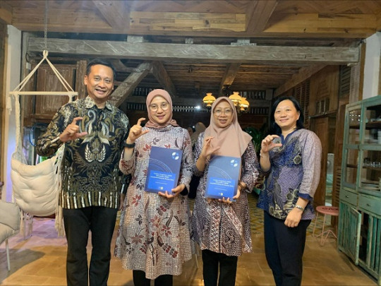 Bupati Kabupaten Banyuwangi, Ipuk Fiestiandani (kedua dari kiri) mendukung lokakarya literasi keuangan yang diselenggarakan CPA Australia bekerja sama dengan Kementerian Keuangan pada 6-7 Agustus menjelang hari UMKM Nasional (Dok: CPA Australia)