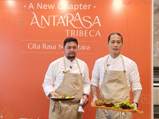 Foto kiri ke kanan: Chef Arcad dan Chef Juna