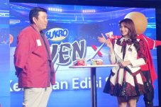 Foto kiri ke kanan: Emmanuel Dean selaku Deputy Marketing Director PT Dua Kelinci dan Gracia, kapten dari JKT48 (Beritakota.id/Fadli)
