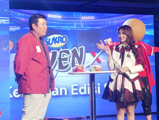 Foto kiri ke kanan: Emmanuel Dean selaku Deputy Marketing Director PT Dua Kelinci dan Gracia, kapten dari JKT48 (Beritakota.id/Fadli)