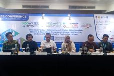(Kiri-Kanan) - Agus Umar Yasin, Ketua Umum Indonesian Aater Association - Hadiyan Fariz Azhar, General Executive Asosiasi Daur Ulang Plastik Indonesia - Dr. Drs. Amran, M.T., Direktur Kawasan Perkotaan dan Batas Negara, Kemendagri - Lisa Rusli, Assistant Project Director PT Napindo Media Ashatama, - Ir. Noer Adi Wardojo, M.Sc, Staf Ahli Menteri (SAM) Bidang Kelestarian Sumberdaya Keanekaragaman Hayati dan Sosial Budaya Kementerian Lingkungan Hidup - Bijaksana Junerosano, Founder of Greeneration Foundation