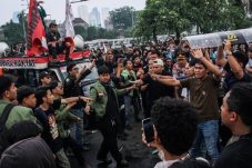 Seorang Jurnalis Foto ANTARA menjadi korban pemukulan oknum polisi saat sedang meliput aksi demonstrasi di depan Gedung DPR, Jakarta Pusat, Senin (25/8/2025). (Dok: Antara)