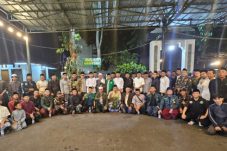Pengurus PCNU Kota Depok berfoto bersama di depan makam Syekh Yusuf, ulama kharismatik Betawi (Foto: LTN NU Kota Depok)