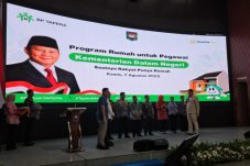Menteri Perumahan dan Kawasan Permukiman (PKP) Maruarar Sirait dan Menteri Dalam Negeri (Mendagri) Tito Karnavian menyerahkan kunci rumah subsidi secara simbolis kepada delapan orang pegawai Kementerian Dalam Negeri (Kemendagri)