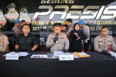 Polres Metro Bekasi Kota berhasil mengungkap kasus penipuan dan penggelapan dengan modus jual-beli serta servis sepeda motor Vespa antik (Dok/ Polres Metro Bekasi Kota)