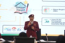 Menteri Sosial (Mensos) RI Saifullah Yusuf atau Gus Ipul memperkenalkan almamater yang akan digunakan seluruh siswa Sekolah Rakyat.