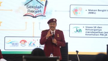 Menteri Sosial (Mensos) RI Saifullah Yusuf atau Gus Ipul memperkenalkan almamater yang akan digunakan seluruh siswa Sekolah Rakyat.