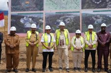 Dalam kunjungan kerja ke Wamena, Papua Pegunungan, Menteri Perumahan dan Kawasan Permukiman (PKP) Maruarar Sirait bersama Menteri Dalam Negeri Tito Karnavian meninjau langsung lokasi rencana pembangunan rumah di Sinakma Distrik Wamena Kota, Kabupaten Jayawijaya, Provinsi Papua Pegunungan, Selasa (12/8/2025).