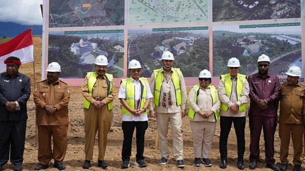 Dalam kunjungan kerja ke Wamena, Papua Pegunungan, Menteri Perumahan dan Kawasan Permukiman (PKP) Maruarar Sirait bersama Menteri Dalam Negeri Tito Karnavian meninjau langsung lokasi rencana pembangunan rumah di Sinakma Distrik Wamena Kota, Kabupaten Jayawijaya, Provinsi Papua Pegunungan, Selasa (12/8/2025).