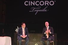 Managing Director International Cincoro Tequila , Mr Quentin Job (kanan) bersama Principal Cincoro Indonesia, Edhi Sumadi (kiri) , saat memberikan paparannya .