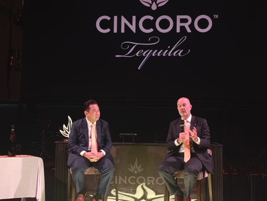 Managing Director International Cincoro Tequila , Mr Quentin Job (kanan) bersama Principal Cincoro Indonesia, Edhi Sumadi (kiri) , saat memberikan paparannya .