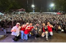 Foto: Pasha Ungu saat foto bersama usai goyang di atas panggung HUT RI ke-80 (dok.pemkot Depok)