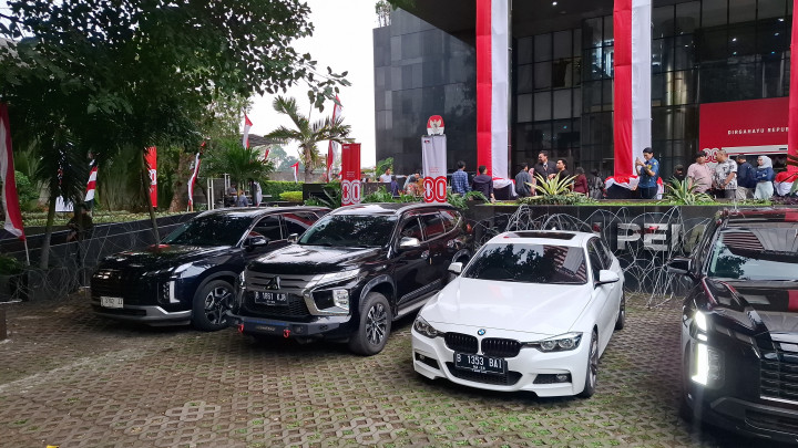 Sebagian kendaraan hasil sitaan dari OTT Wamenaker Noel yang dipamerkan KPK, Kamis (21/8/2025). dok. Inilah.