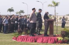 Bupati Brebes, Paramitha Widya Kusuma memimpin apel gabungan yang diikuti 500 personel gabungan yang terdiri dari TNI, Polri, ASN, dan berbagai ormas seperti Banser, Ansor, Pemuda Pancasila, Fatayat NU, dan Pemuda Muhammadiyah
