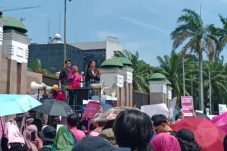 Aliansi Perempuan Indonesia Unjuk Rasa Di depan Gedung DPRMPR Rabu (392025) (Dok. Antara)