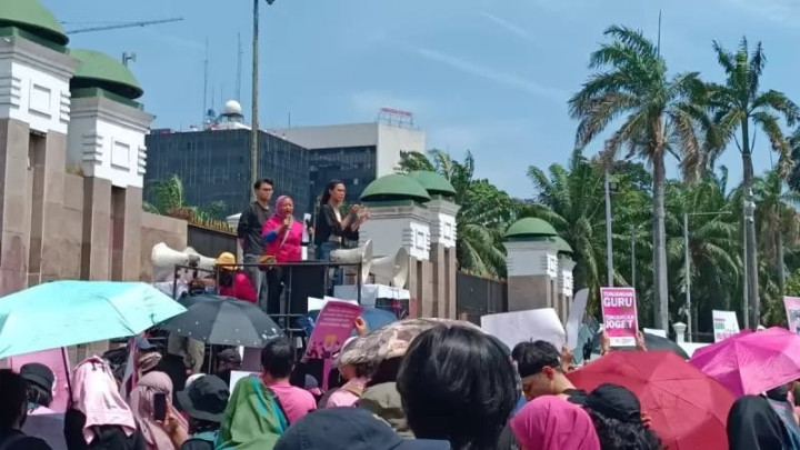 Aliansi Perempuan Indonesia Unjuk Rasa Di depan Gedung DPRMPR Rabu (392025) (Dok. Antara)