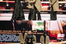 Rossa saat menerima penghargaan AIM 2025 di Malaysia (Dok: IG Rossa)
