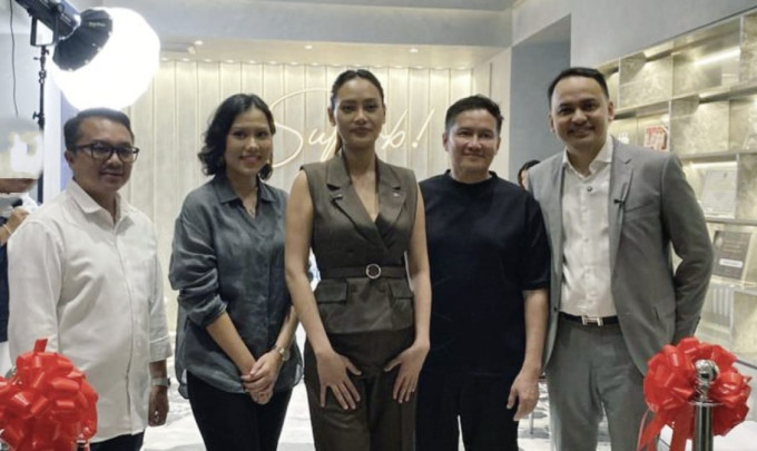 Erika Carlina saat peresmian Superb Clinic berfoto dengan Dr. Hendri Andreas, Sp.BP-RE, Dr. Danu Mahandaru, Sp.BP-RE, FICS, Heru Gumay, MM, Cht dan Dr. Yunita Iskandar, Dipl. CIBTAC. (Foto: Mila)